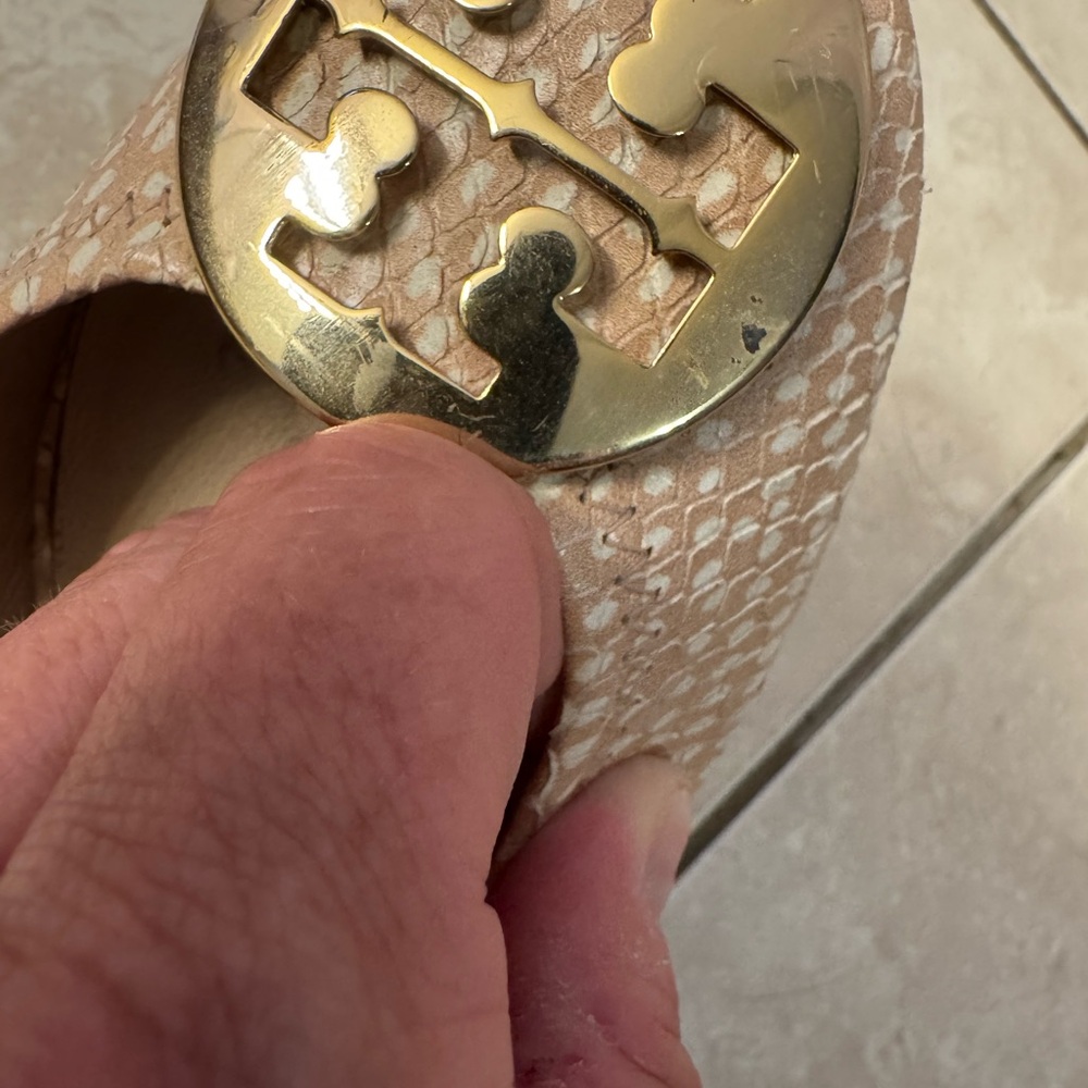 Tory Burch Cream Heels with Iconic Design - Picture 5 of 6